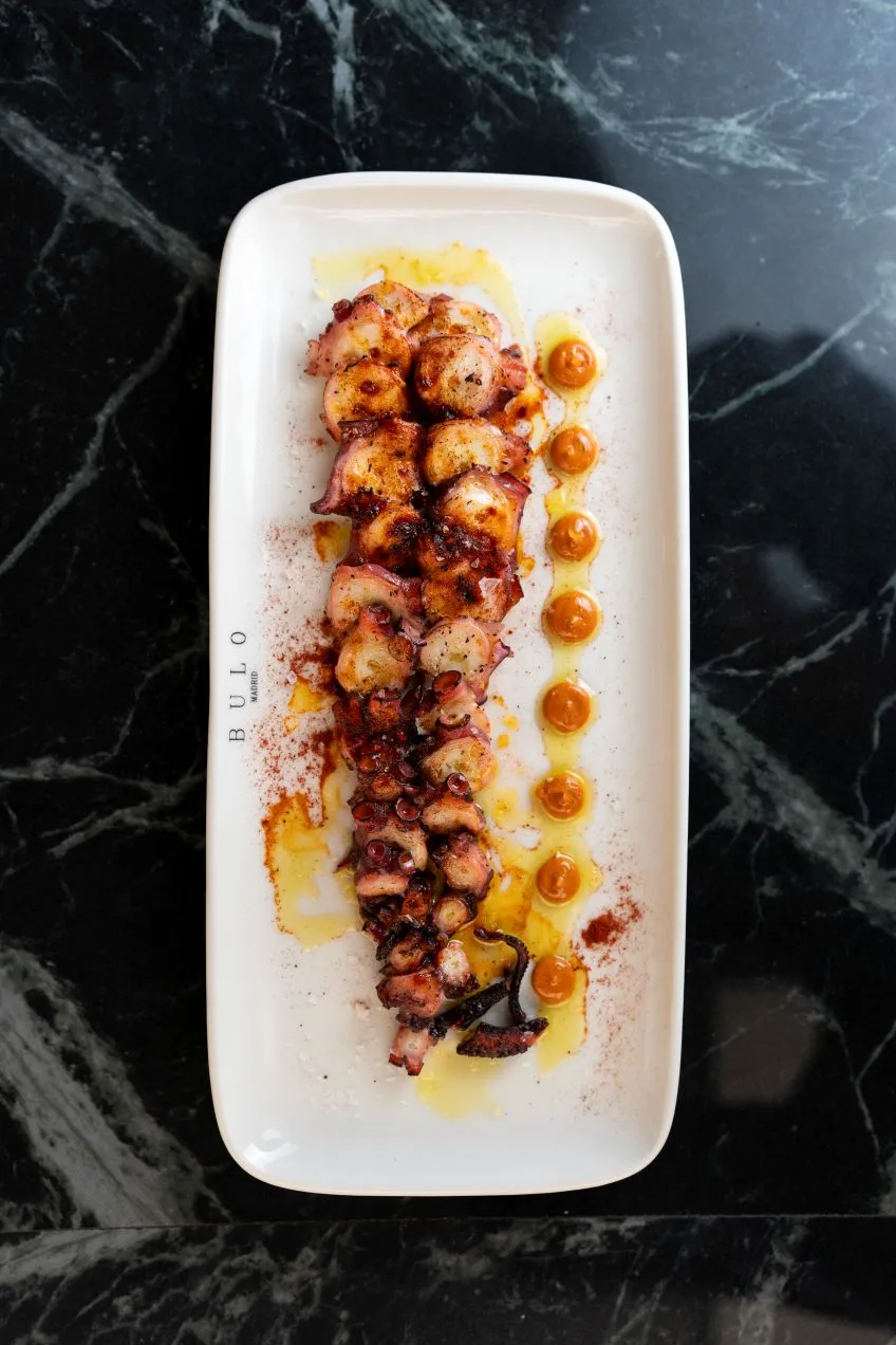 Pata de pulpo con salsa de pimentón ahumado